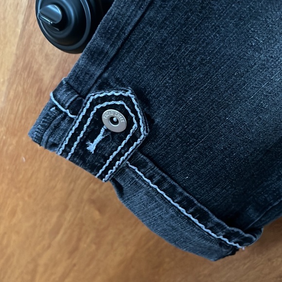 Mid-rise black washed denim capri w/ white bold stitching - Picture 4 of 4